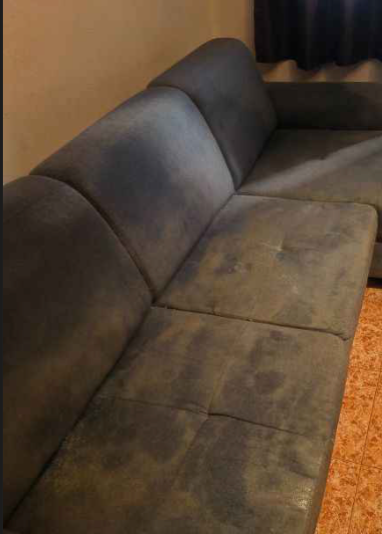 Sofá antes de la limpieza a domicilio en Catalunya