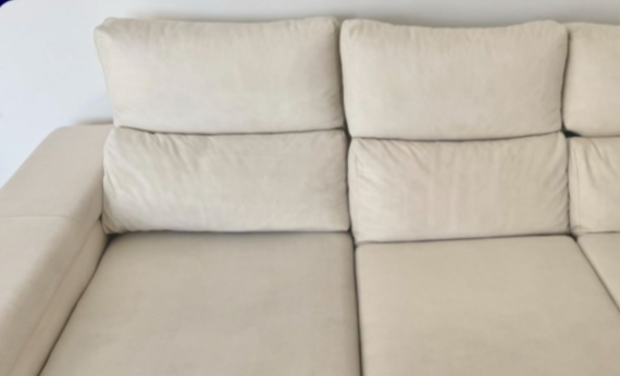 Sofá después de la limpieza a domicilio en Catalunya